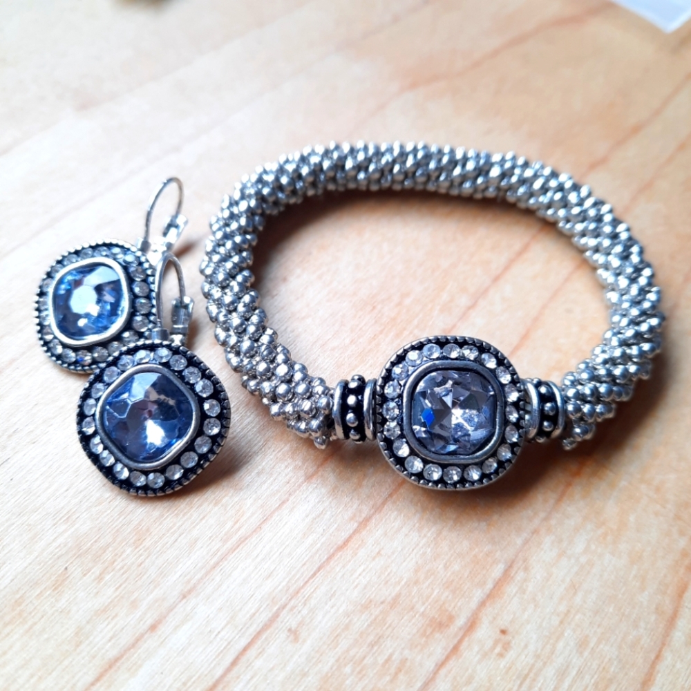 Impeccable silver, black & light blue jewelry set